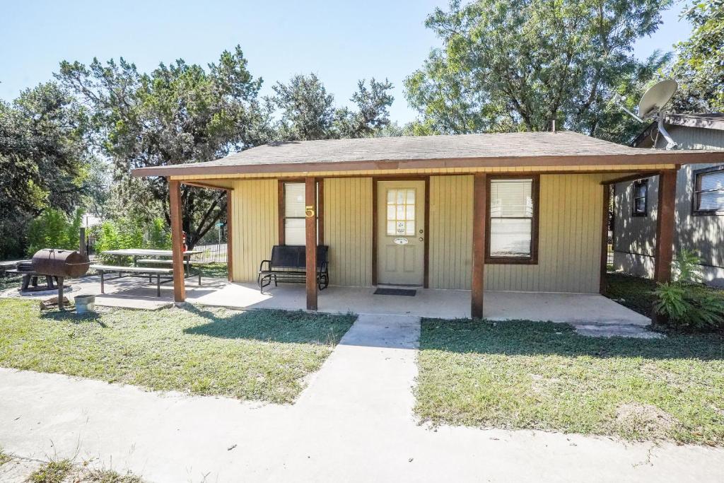 コンカンにあるCypress Villa 5の小さな黄色の家(ポーチとテーブル付)