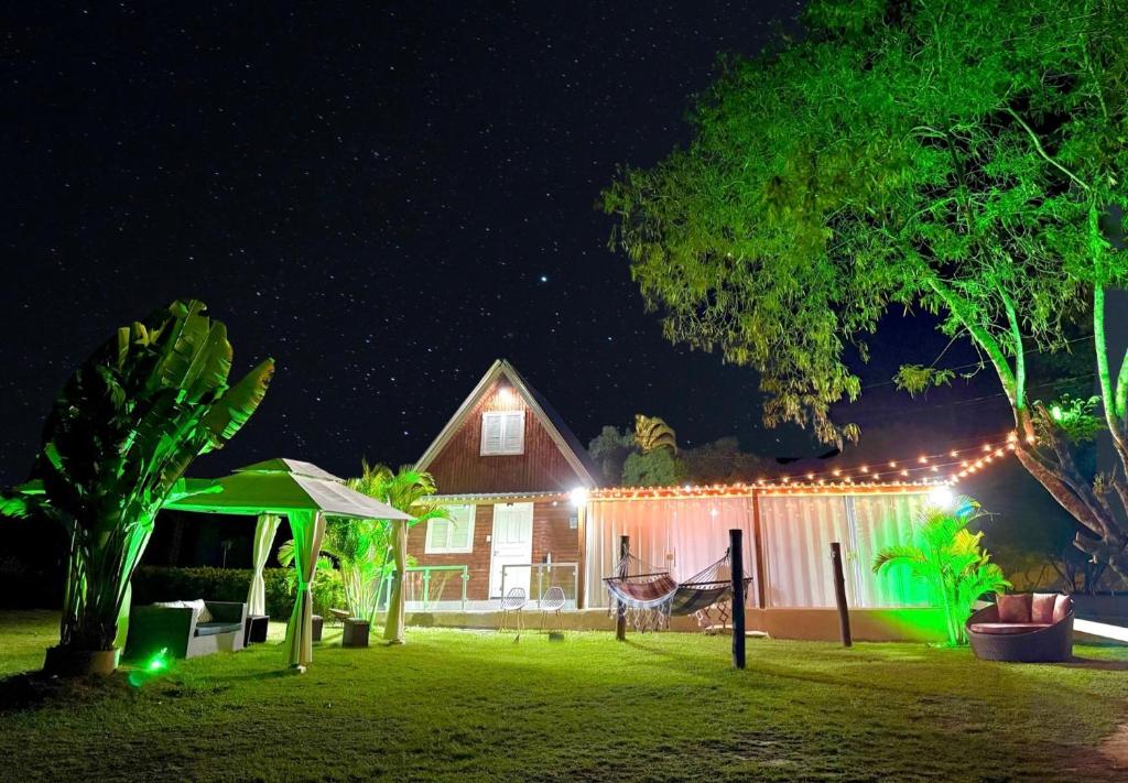 uma casa com uma rede no quintal à noite em Cabaña Show Piscina Lagoa - Camping Carrion em Itu