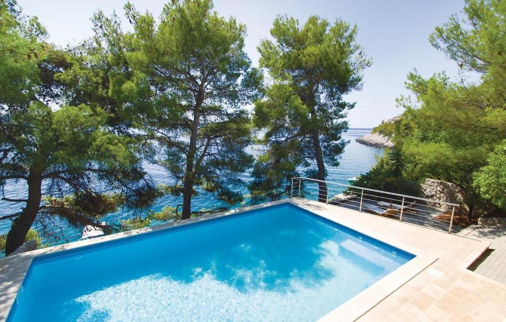 une piscine avec vue sur l'eau dans l'établissement Waterfront Villa Dora by Villas Guide, à Prižba