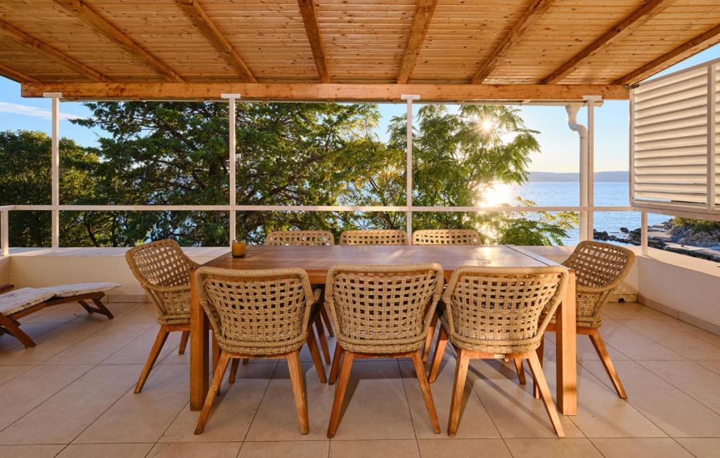 une salle à manger avec une table et des chaises dans l'établissement Villa Hemingway beachfront by Villas Guide, à Lukovo Šugarje