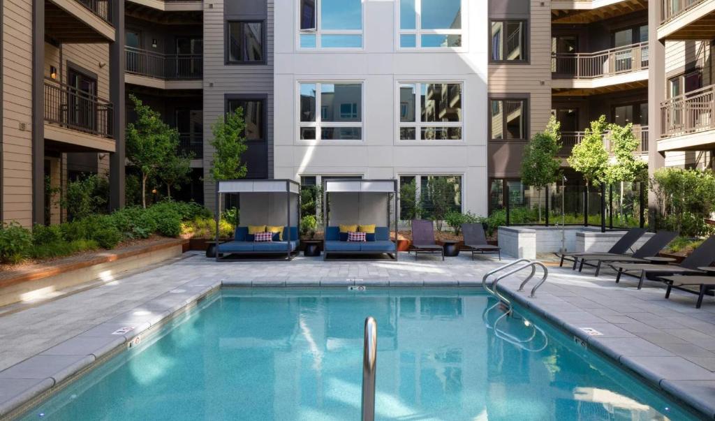 einem Pool vor einem Apartmentgebäude in der Unterkunft Luxury Furnished Apartments by Hyatus Boston South Bay in Boston