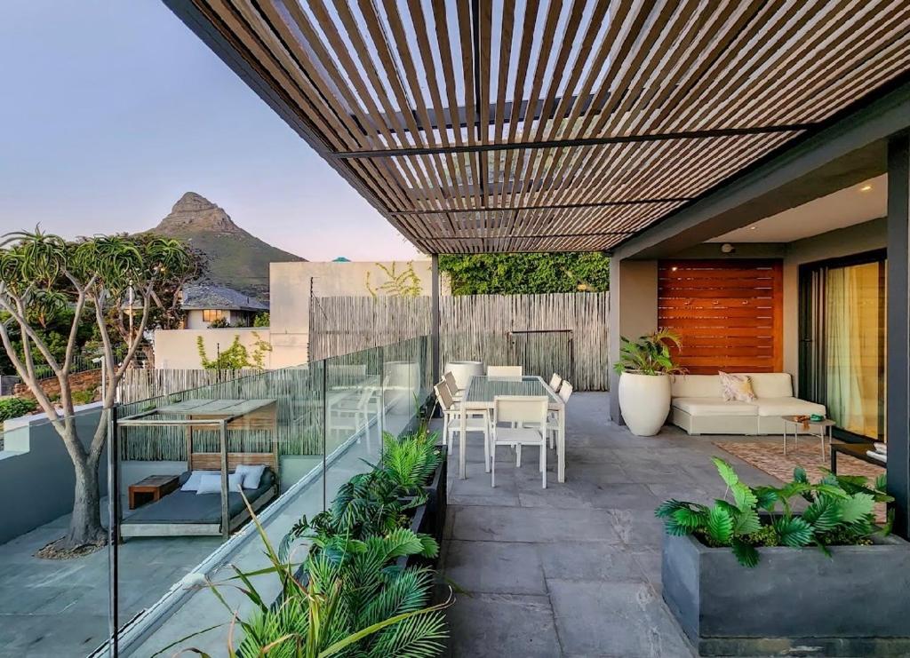 patio z widokiem na góry w obiekcie BALI SUITE in Camps Bay w Kapsztadzie