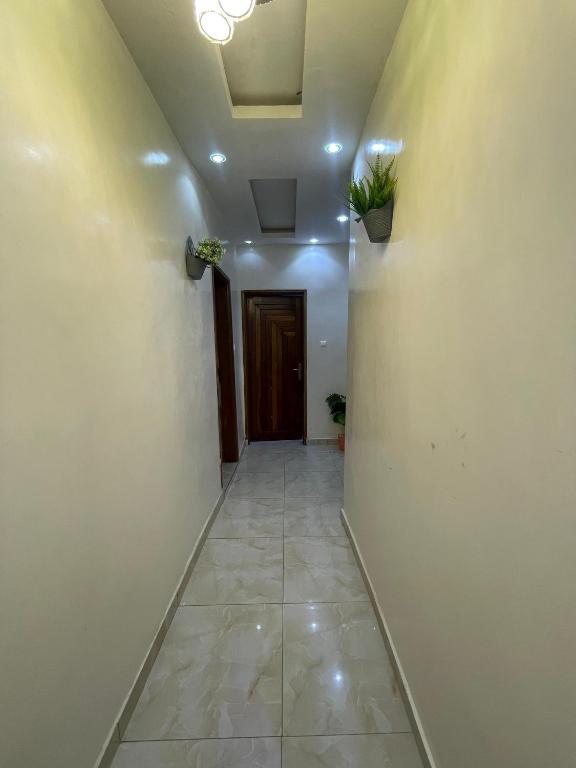 an empty hallway with a hallway sidx sidx sidx at Studio meublé de luxe in Dakar