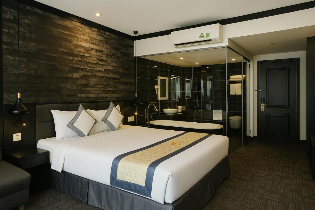 Executive Suite with Bathtub & City View