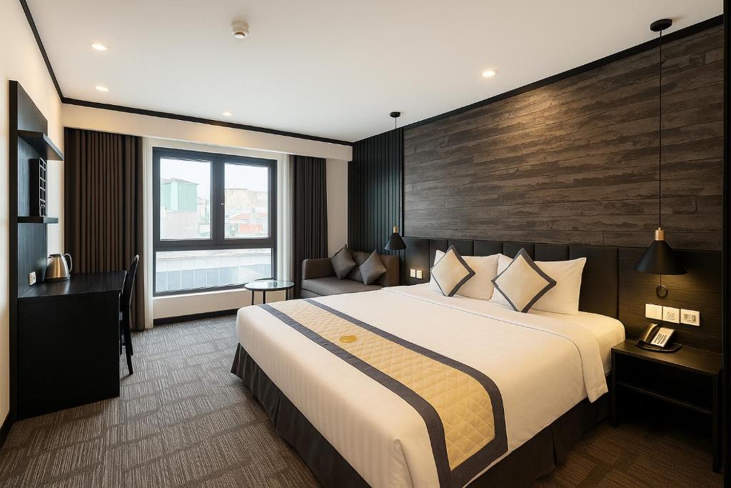 Executive Suite with Bathtub & City View