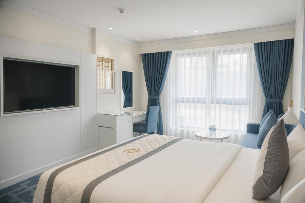 Executive Suite with Bathtub & City View