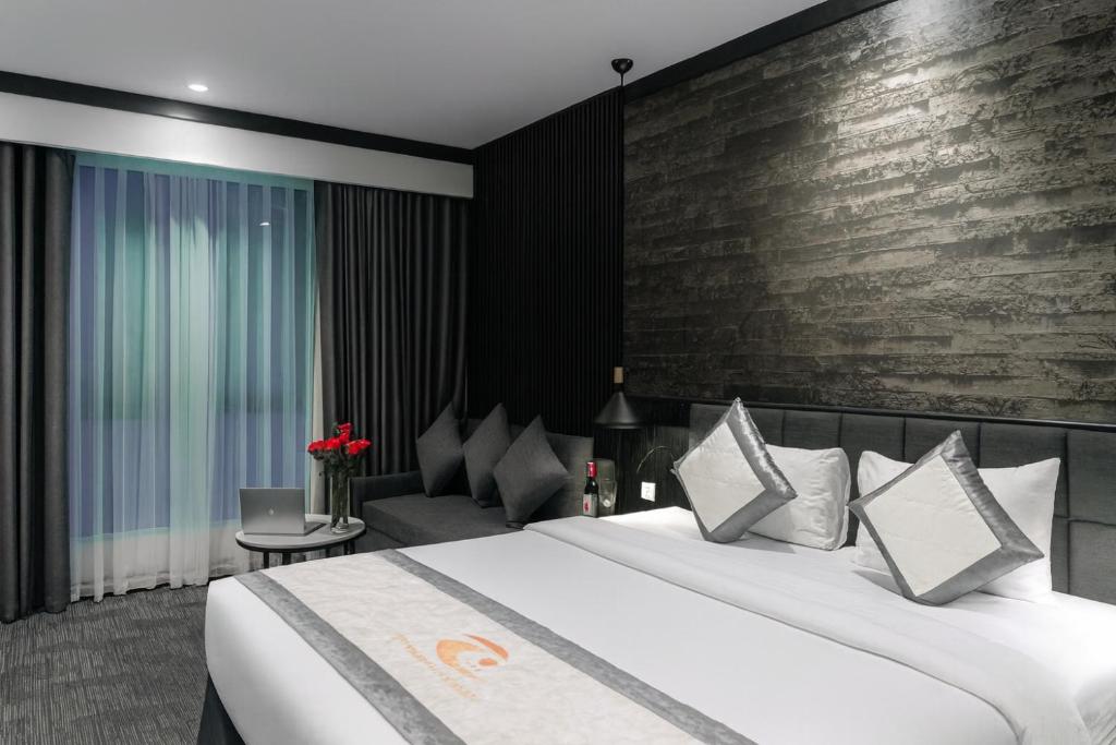 Executive Suite with Bathtub & City View