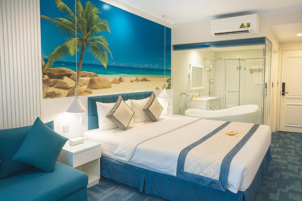 Executive Suite with Bathtub & City View