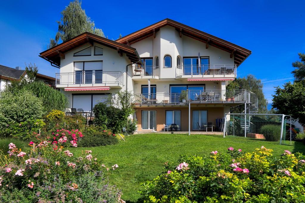 una casa con un jardín delante de ella en Appartementhaus Franz Samonig, en Drobollach am Faakersee