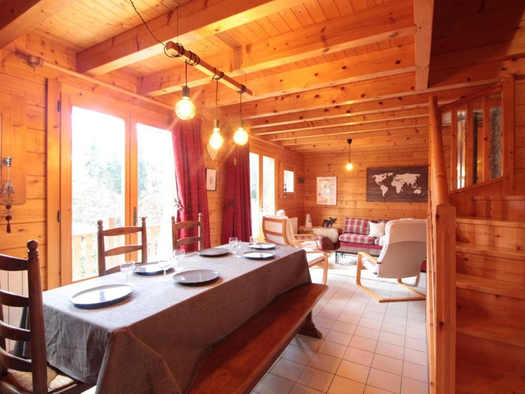 ein Esszimmer mit einem Tisch in einer Hütte in der Unterkunft Chalet équipé avec poêle et garage, proche centre et remontées mécaniques - FR-1-572-107 in Les Carroz d'Araches