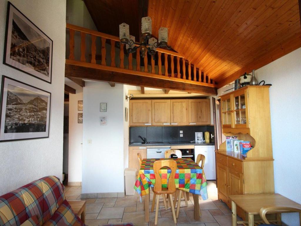 Η κουζίνα ή μικρή κουζίνα στο Appartement cosy 6 pers. au pied des pistes, balcon sud-ouest, proche centre, ski-in/ski-out - FR-1-572-155