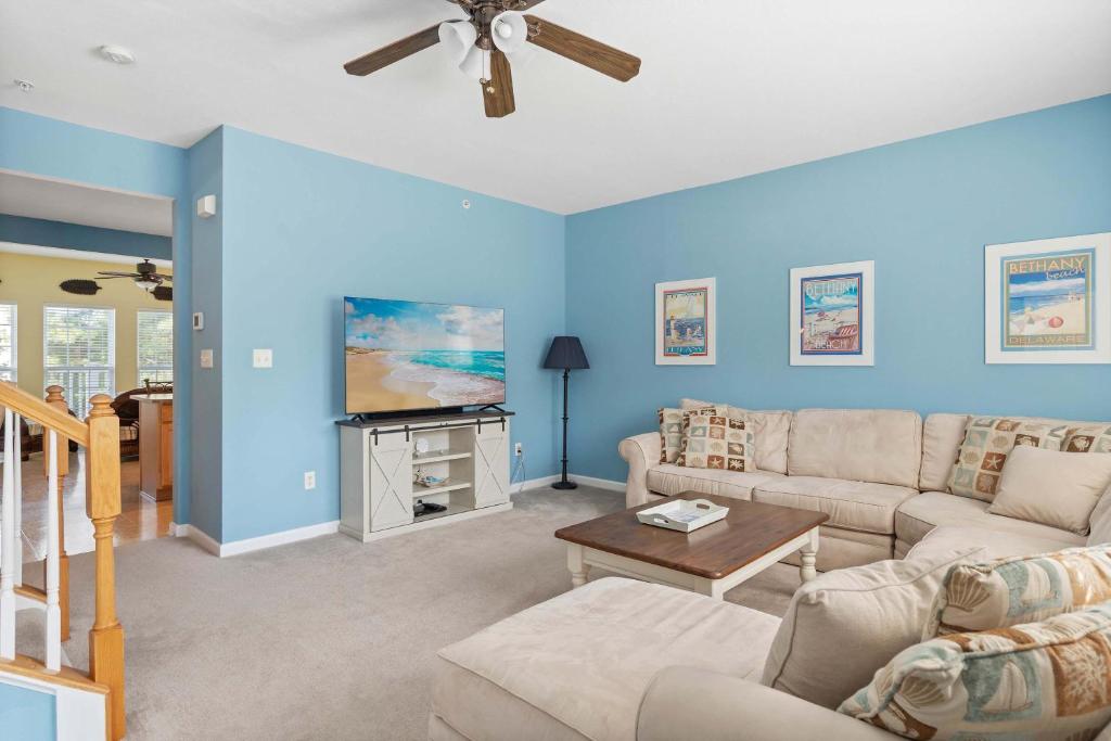un salon avec un canapé et une télévision dans l'établissement Creekside Getaway - Stay for 8, à Ocean View
