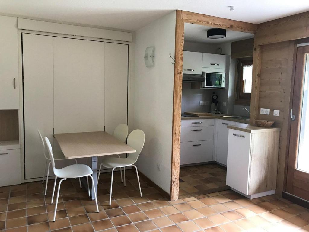 Η κουζίνα ή μικρή κουζίνα στο Studio 4 pers, skis aux pieds, lave-vaisselle, lave-linge, balcon - FR-1-572-299
