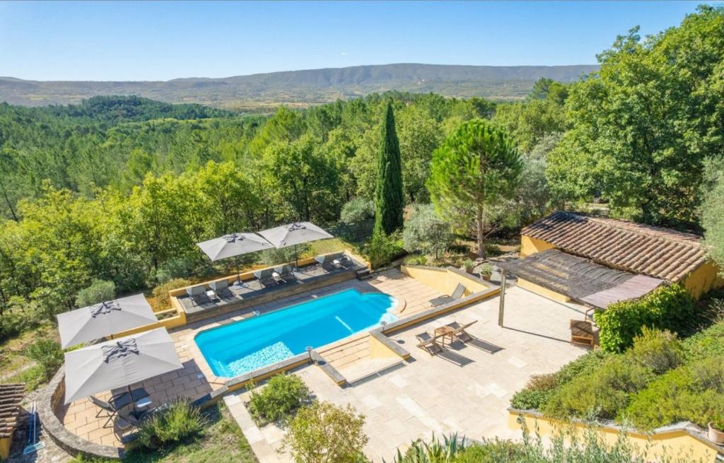 eine Luftaufnahme einer Villa mit Swimmingpool in der Unterkunft Le Chant du Coeur in Roussillon