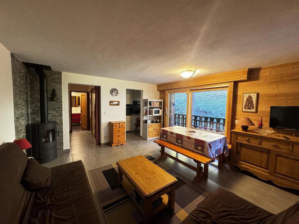 ein Wohnzimmer mit Sofa und Tisch in der Unterkunft Spacieux 2 Pièces aux Carroz, 6 Pers., Balcon ensoleillé - FR-1-572-9 in Arâches-la-Frasse