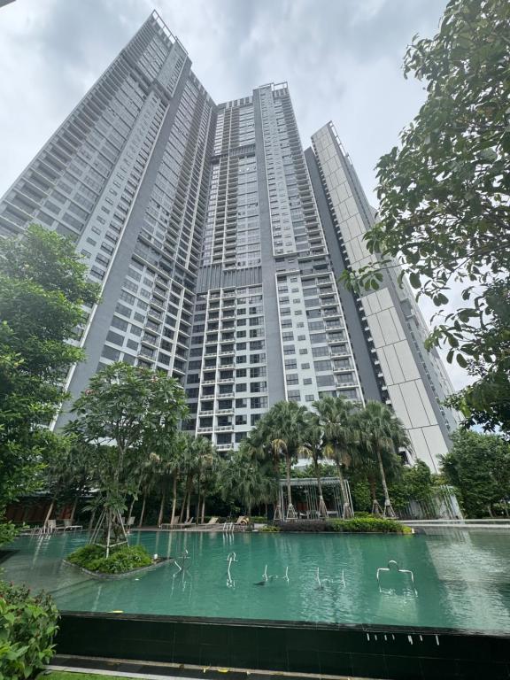 a large building with a swimming pool in front of it at KLCC Agile Sky villa Residences in Kuala Lumpur