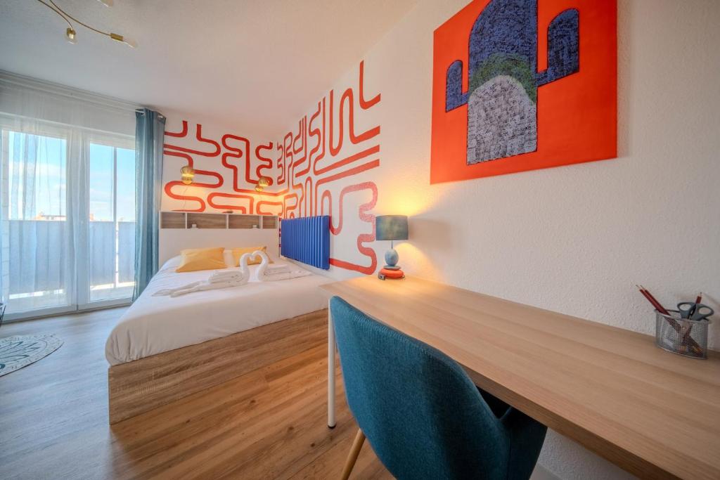 a bedroom with a bed and a wooden desk at Magnifique Studio Illzach Centre in Illzach