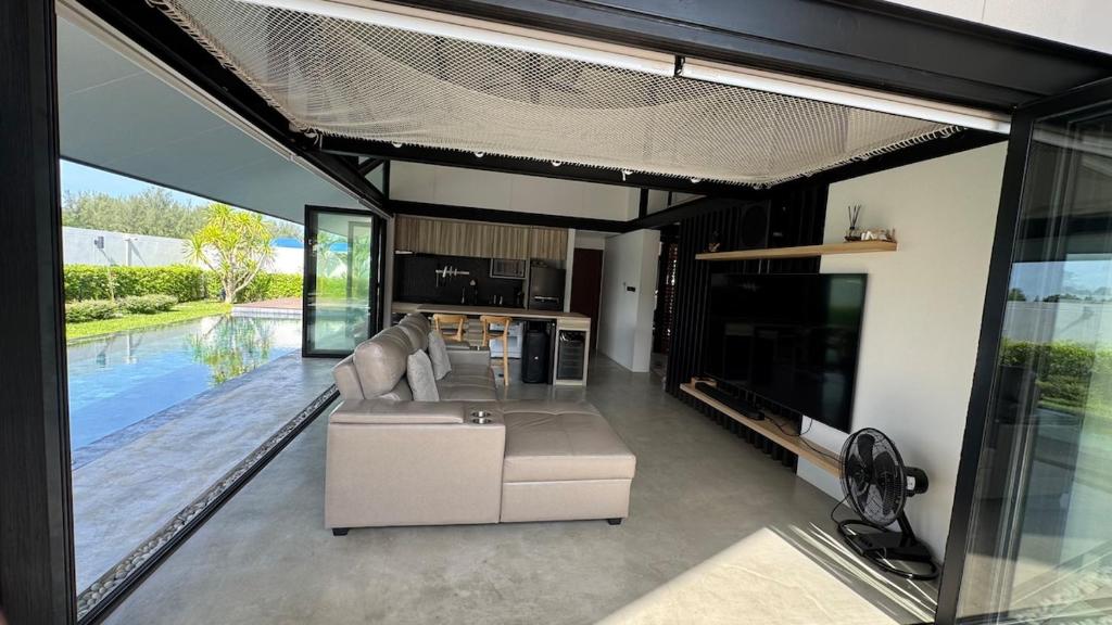 Et opholdsområde på 913 Luxury Pool Villa Khaolak