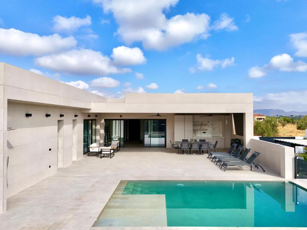 ein Haus mit Swimmingpool und Terrasse in der Unterkunft Villa Horizon - 5 suites in Alhaurín el Grande