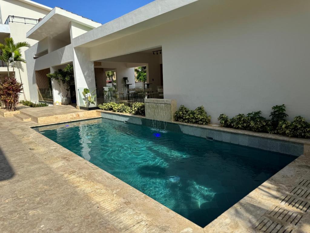 Πισίνα στο ή κοντά στο Lujoso apartamento con acceso a club de playa