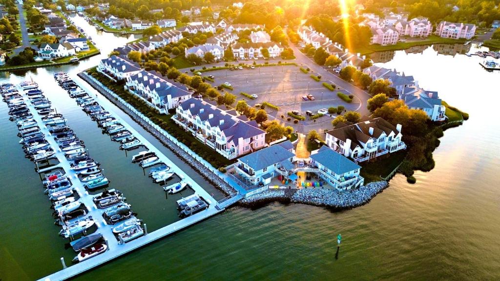 - une vue aérienne sur un port de plaisance avec des bateaux amarrés dans l'établissement OceanPinesFamilyBeachRetreat JettdTub KingBed, à Ocean Pines