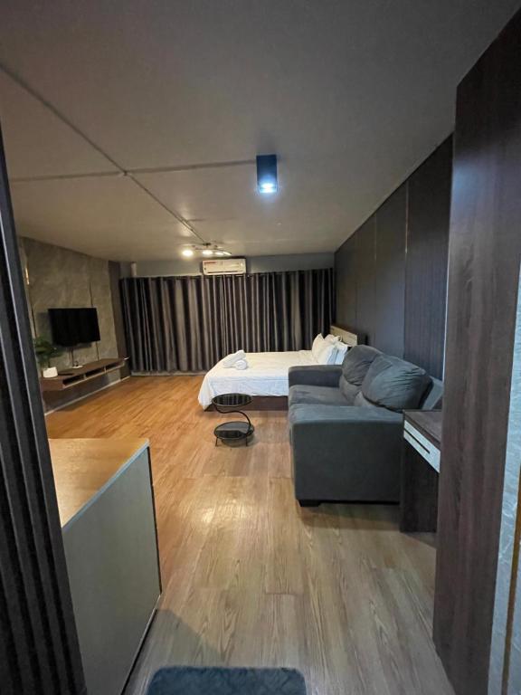 Ένα ή περισσότερα κρεβάτια σε δωμάτιο στο ห้องพักรายวันเมืองทองธานีตึกc5 (คุณแอ๊ด)