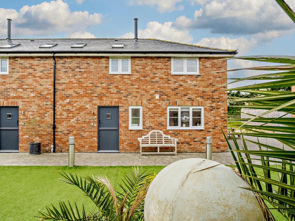 Una casa de ladrillo con un banco delante de ella. en 3 Bed in Newport 90253, en Newport