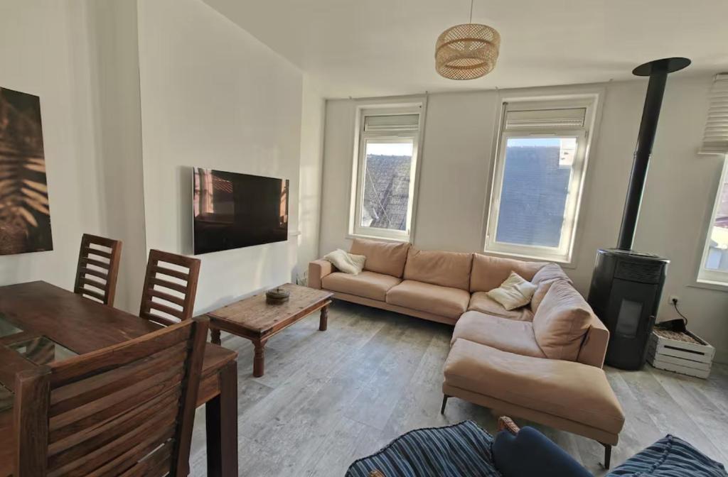 a living room with a couch and a table at Le Refuge du Port in Étaples