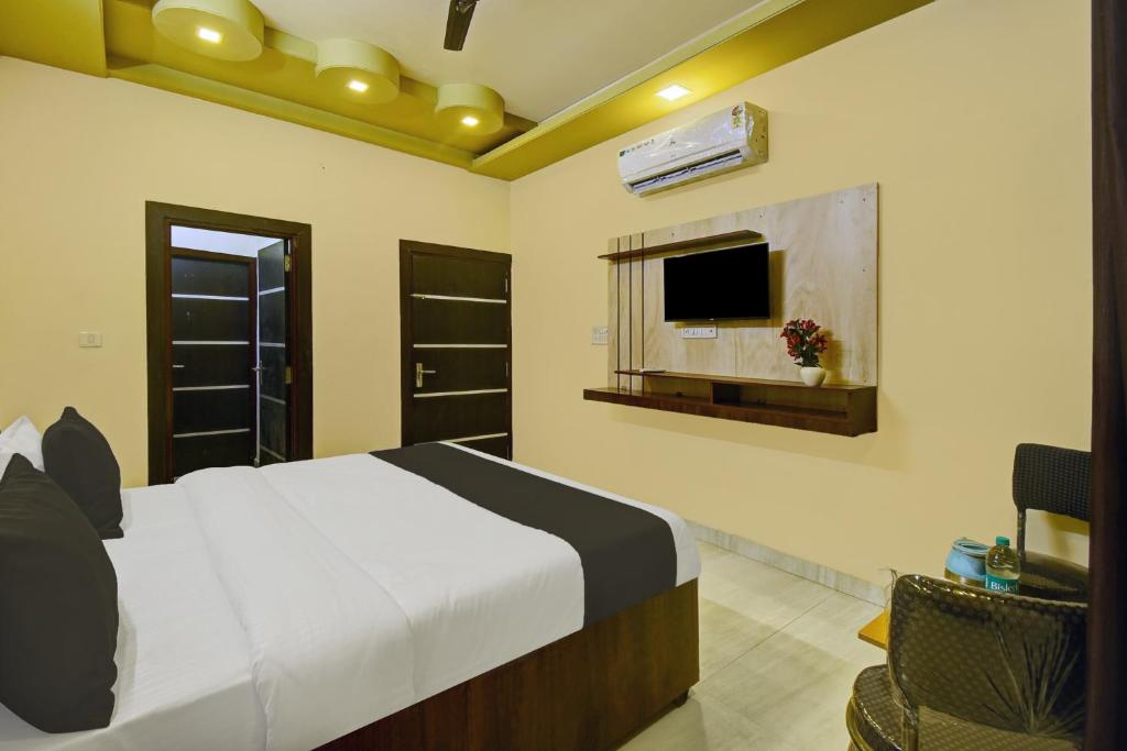 Una televisión o centro de entretenimiento en Hotel O Neelkanth