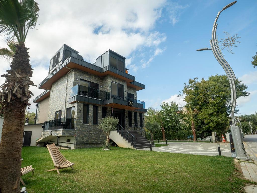 un edificio con una palmera delante en Verona Ağva, en Sile