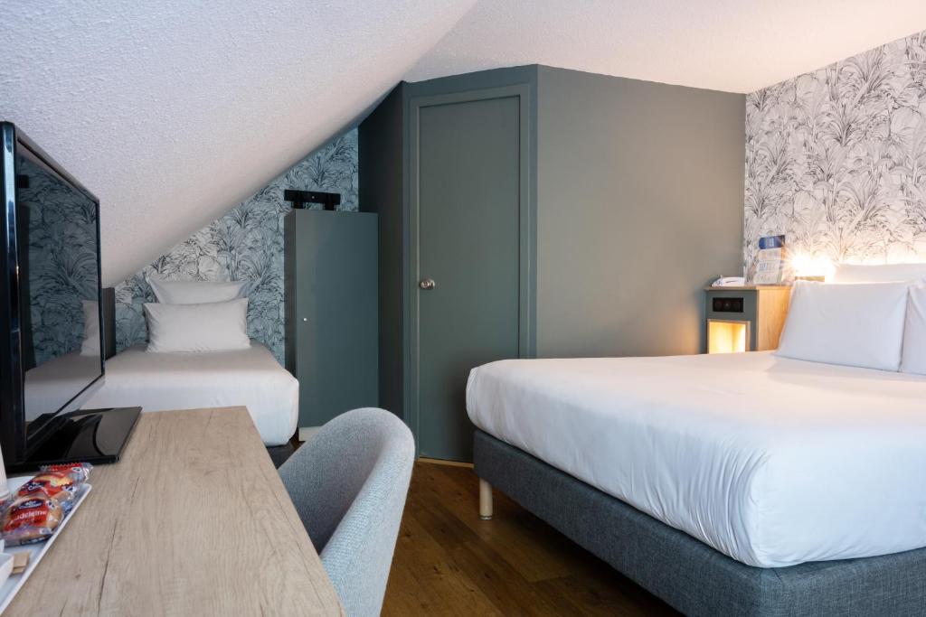 Kyriad Beaune - Quadruple Room With 1 Double Bed And 2 Single Beds