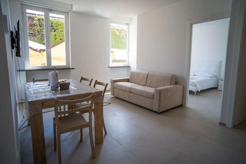 un soggiorno con un tavolo e un divano di 13 Nevoso Palace a Milano