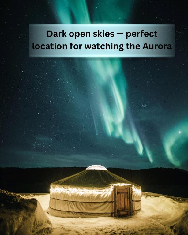 罗瓦涅米Yurt District的极光下的蒙古包，上面写着“黑暗的开阔天空”
