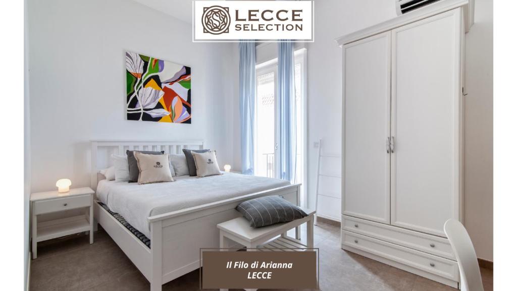 1 dormitorio blanco con 1 cama blanca y 1 silla en B&B Il Filo di Arianna - Lecce Selection, en Lecce