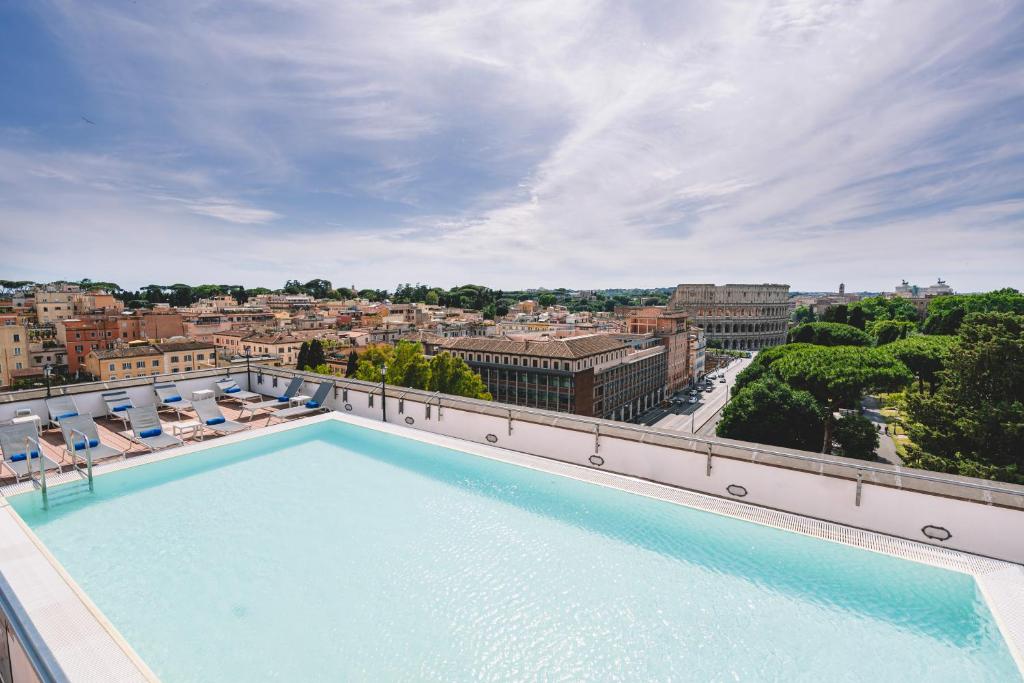 una piscina en la azotea de un edificio en Mercure Roma Centro Colosseo, en Roma