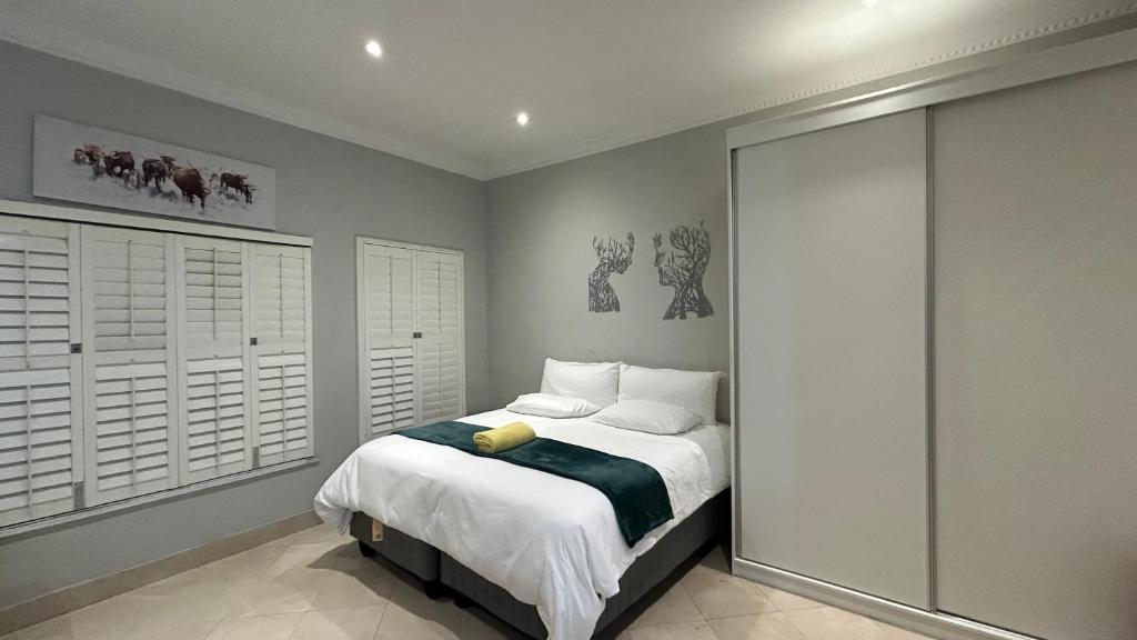 Ένα ή περισσότερα κρεβάτια σε δωμάτιο στο Cape Town Elegant Top Floor Stay with City Lights and Quiet Nights