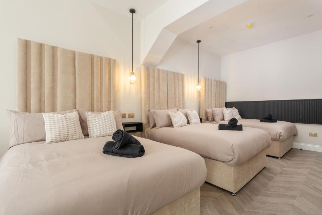 Postel nebo postele na pokoji v ubytování Entire Aparthotel Bold St 8 Apartments