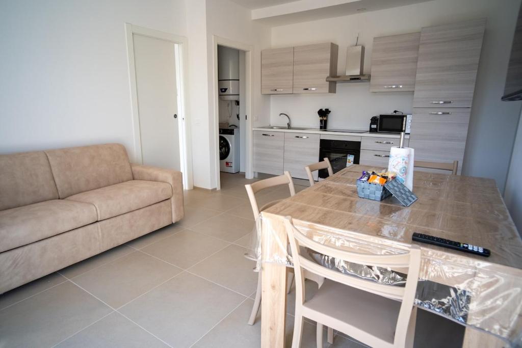 una cucina e un soggiorno con un tavolo e un divano di 16 Nevoso Palace a Milano