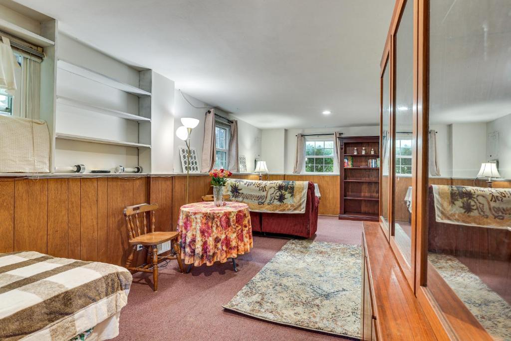 Habitación con cama y mesa con sofá en 2 Mi to NYC Train WFH-Friendly Greenwich Apt!, en Rye Brook