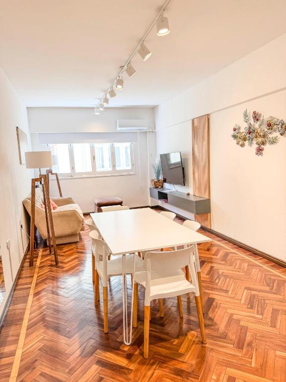 ein Wohnzimmer mit Tisch und Couch in der Unterkunft Dpto ubicacion perfecta cuatro habitaciones tres baños en calle caseros, renovado y remodelado - Bonavista Rentals in Salta