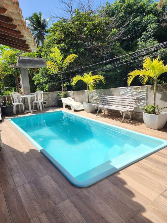 ein blauer Swimmingpool auf einer Terrasse mit Stühlen und Bäumen in der Unterkunft Solange apartment-Casa Parque de Olivenca in Olivença