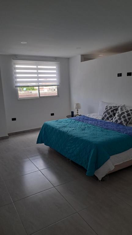 ein Schlafzimmer mit einem Bett in einem weißen Raum in der Unterkunft Marine centro santa marta in Santa Marta