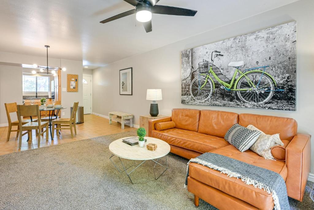 Χώρος καθιστικού στο Near Central Dtwn Flagstaff! Chic Condo