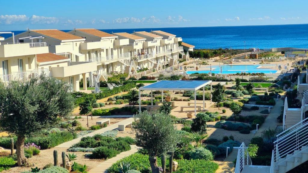 una vista aerea di un resort con piscina di Olimpia Holiday con Piscina fronte mare a Marzamemi