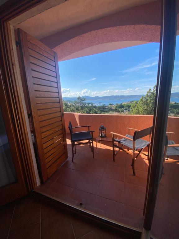 Habitación con balcón con mesa y banco. en Casa Alma1, en Baja Sardinia