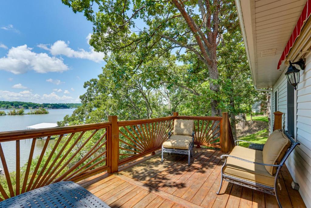 een terras met stoelen en uitzicht op het water bij Ozarks Waterfront Home with Dock and Marina Access in Warsaw