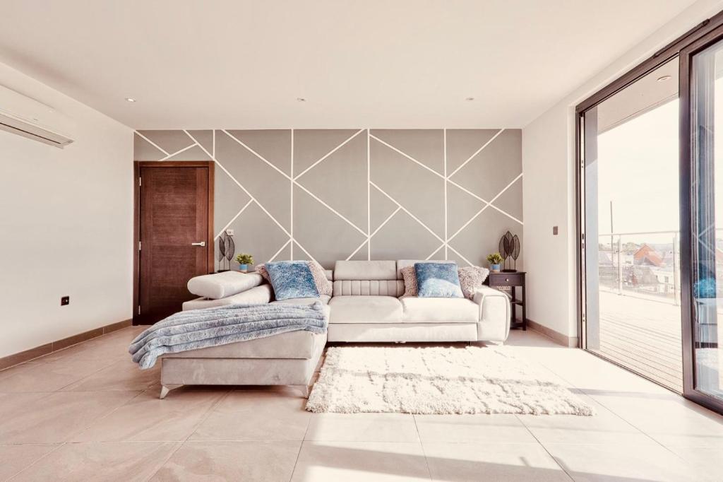 Fotografie z fotogalerie ubytování The Opulent Property Project Penthouse Chelmsford 2 Bed 2 Bath Sleeps 6 Free Parking 2 Kings or 4 singles and Double Sofabed Ideal for long stays, corporates, families, Insurance v destinaci Chelmsford