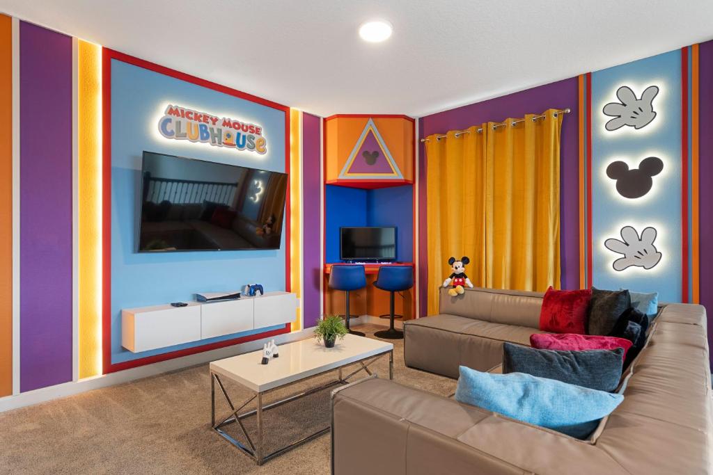 Televiisor ja/või meelelahutuskeskus majutusasutuses StoreyLake 5Bd Pool 5min walking Clubhouse