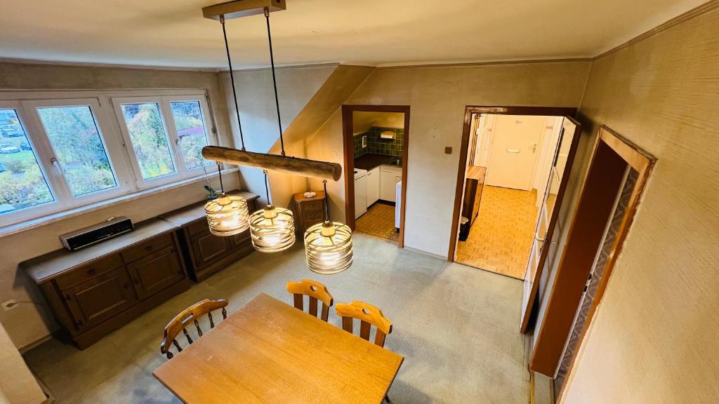 Una cocina y un comedor con mesa y sillas. en Becci Apartment-Free Parking, en Kapfenberg