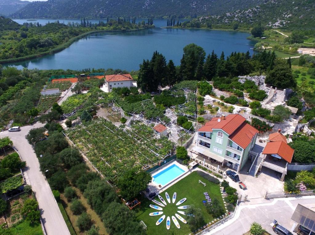 una vista aérea de una casa con una gran finca en Villa Šolo, en Ploče